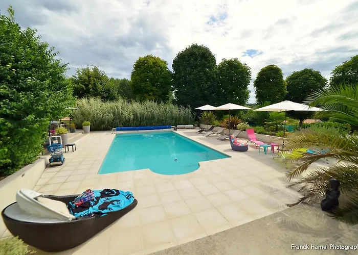 Le Clos Des Oiseaux 4* סנטה