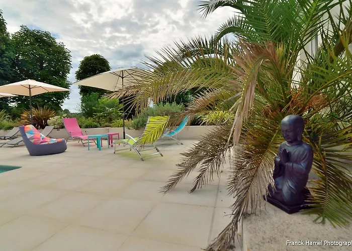 Le Clos Des Oiseaux 4* סנטה