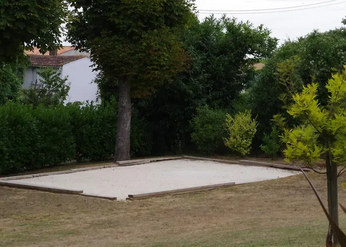 Le Clos Des Oiseaux לינה וארוחת בוקר 4*