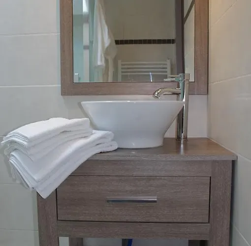 Le Clos Des Oiseaux 4* סנטה